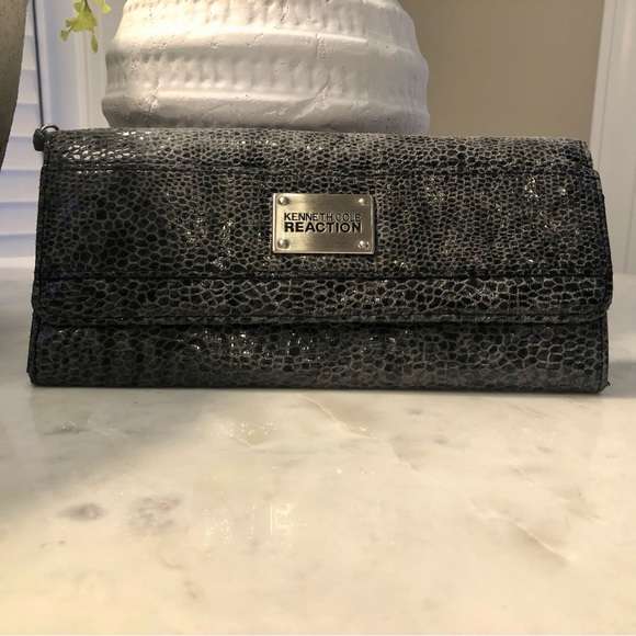 Kenneth Cole Reaction Snakeskin Print Wallet Black and Gray Color - Picture 3 of 7